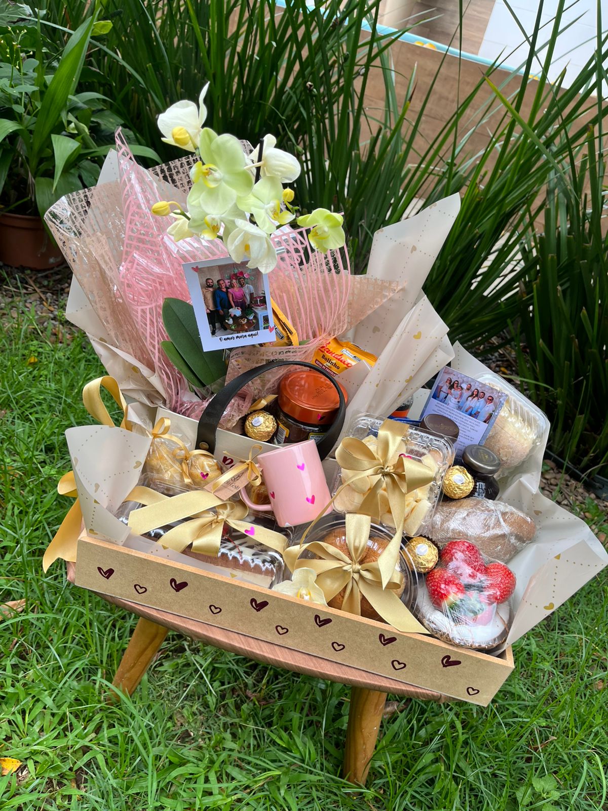 Cesta café com orquídea e chocolate
