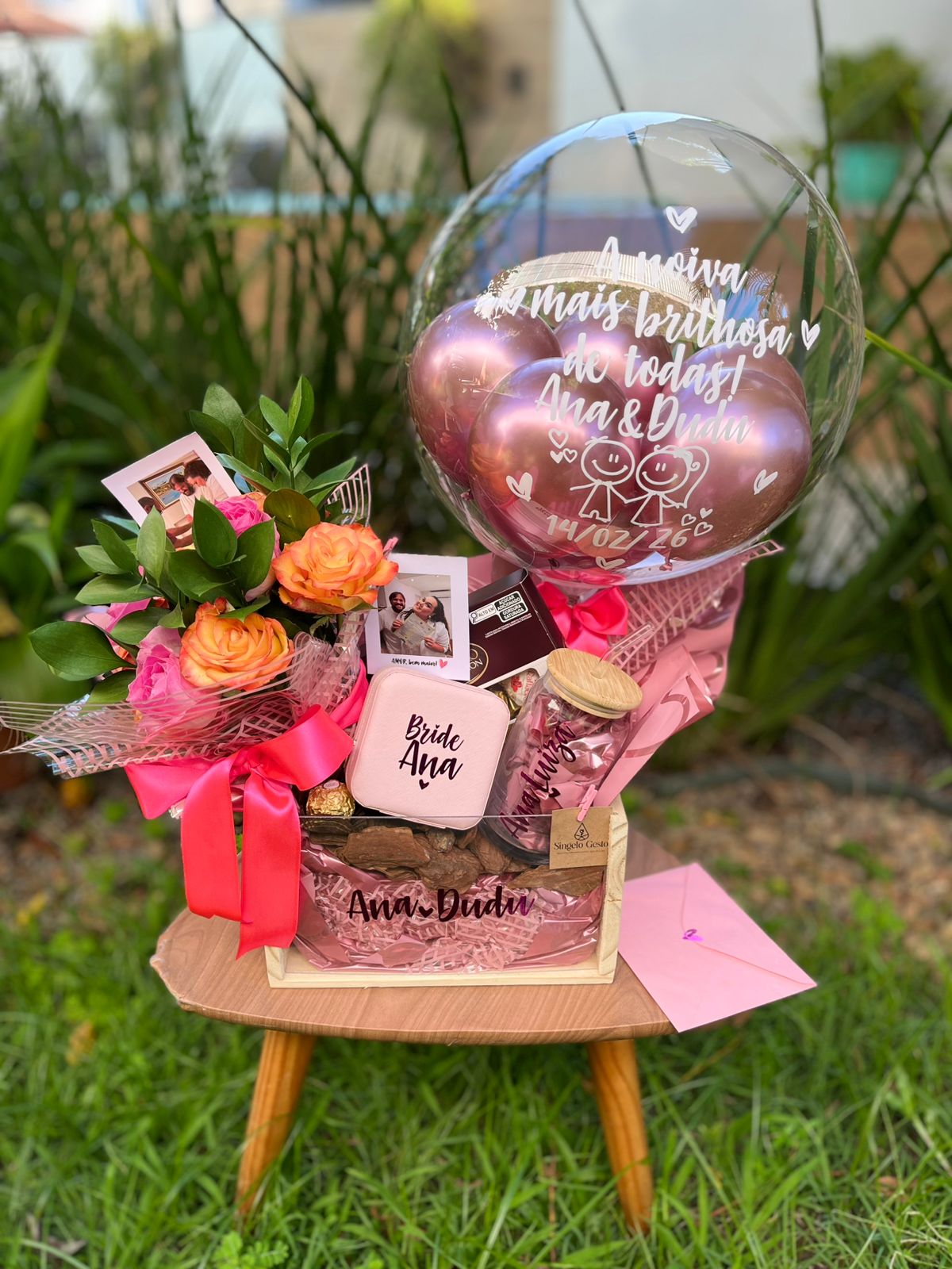 Cesta romantica personalizada para noivado com chocolates e flores