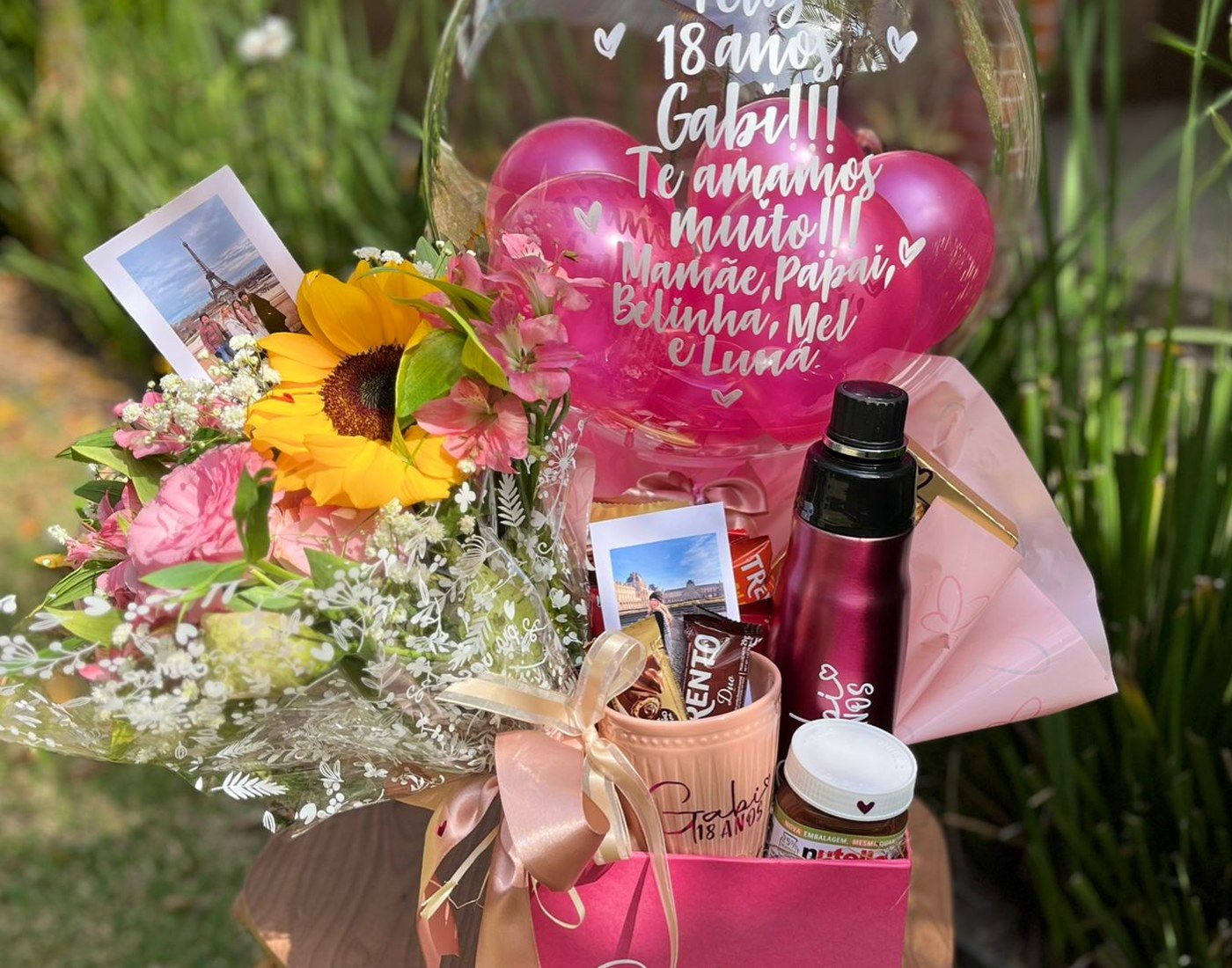 Cesta personalizada com flores, chocolates e balão